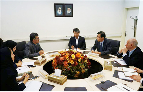 사진설명 : 한국무역보험공사(사장 김영학)가 ‘15년 11월, 이란 재무부 투자청에서 이란 재무부 관계자들과 이란 프로젝트 지원협력방안에 대해 논의하고 있다. 사진 오른쪽 두 번째 김영학 무역보험공사 사장, 네 번째 이란 재무부 투자청 해외투자국장 사에드 카니 오샤니(Mr. Saed Khani Oushani) 