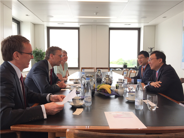 President Moon Jae-do of K-sure having a meeting with one of the participating ECAs