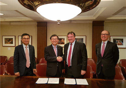 President Moon Jae-do of K-sure signed a MOU on cooperation with CitiBank at Washington D.C., United States, to reinforce its support to Korean companies’ overseas investment and business. From left, Lee Kyoung-rae, Chief Representative of the K-sure New York Representative Office, President Moon Jae-do of K-sure, CEO William J. Mills of Citi Group N.A. and Mr. Valentino Gallo, CitiBank EAF Global Head.