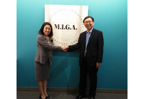 K-sure (President, Moon Jae-do) had a meeting with MIGA on June 30, at Washington D.C., the U.S., for discussions on providing support to Korean companies’ overseas projects. From right, President Moon Jae-do of K-sure and CEO Keiko Honda of MIGA.