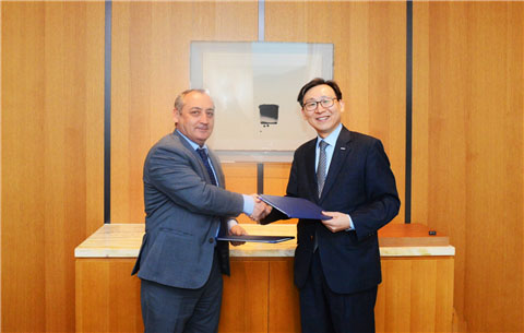 K-sure (Moon Jae-do, President) signed a MOU with UFRD on November 22 to support Korean companies’ participation in development projects hosted in Uzbekistan. From right, Mr. Moon Jae-do, President of K-sure, and Mr. Shukhrat Vafaev, the head of UFRD.