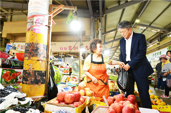 The Chairman and employees of K-SURE visited Inwang Market in Hongje-dong, Seodaemun-gu, Seoul.