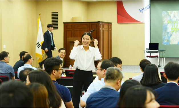 Employees of K-SURE（Inho Lee, President) are participating in a performance in head office on the 25th.