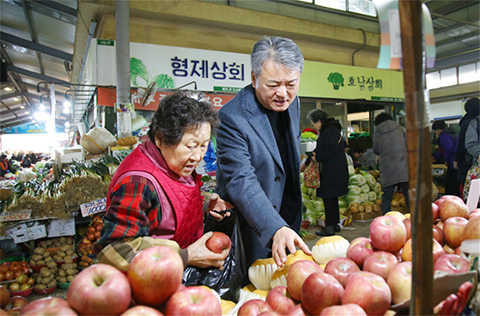 Celebrating New Year holiday, K-SURE had a shopping day at local markets
